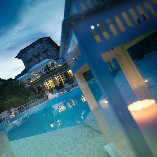 Set in a panoramic position 800 metres from Lake Como, with swimming pool. The Terrace Restaurant offers a magnificent view on the romantic Cernobbio.