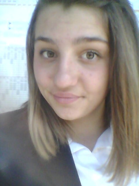 blonde yeux vert et souriante