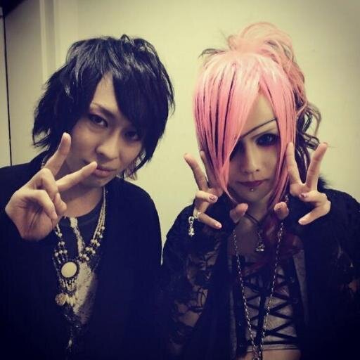 Gungjom's profile picture. 이런 손... 정말로 좋아해요... 뼈가 도드라지고 핏줄이 보이는 손... ㅠㅠ