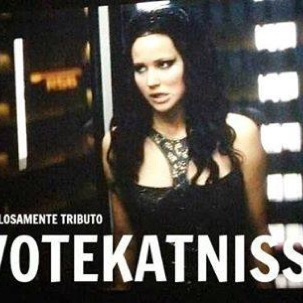 Chica en llamas, ganadora de los juegos del hambre, simbolo de la rebelion, novia de peeta 3 #votekatniss vota!!