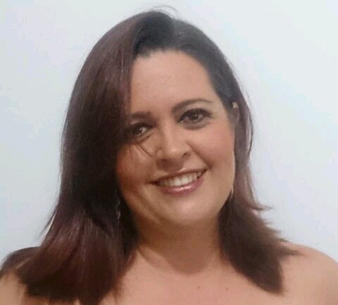 Ama fazer arte.
Educar é minha profissão por escolha.
A vida é um eterno ECO. VC recebe o que emite
