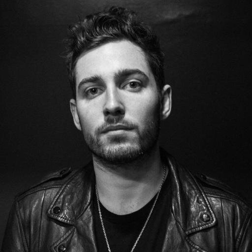 vocalista gordo de you me at six, dueño de la línea de ropa down but not out.