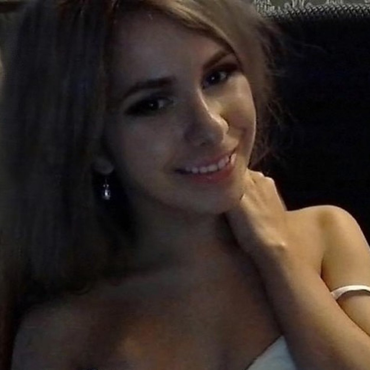 caramelocream's profile picture. Lass who fell in love with languages, films, music and books. Yogi, desperate animal lover, Moscow economist.