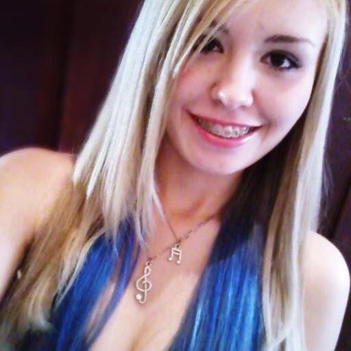 Barbieekill's profile picture. Violinista, bailarina, hiperativa e narcisista. Viciada em doces e em pão de queijo com ketchup.