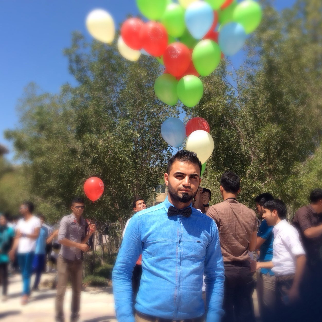 أنا انسان حقيقي جداً لا أحب العيش ألا في الواقع ، وقتي :  لربي ولها ولبرشلونة ولأصدقائي .