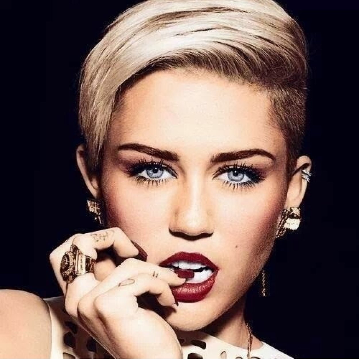 Te gusta miley cyrus unete ala pagina de smilers de españa porque miley es tu disney y tu adolescencia