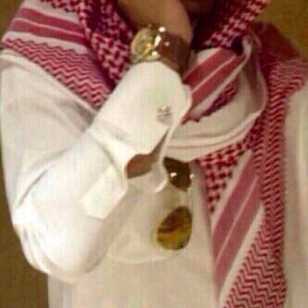 ليس جميع تغريداتي تعبـر عن حالتي بـل مجرد سطور أعجبتنـي .. فحيآتي لا تنطـرح أمـام أنظـار الجميـع ♡ PIN:2b56df52