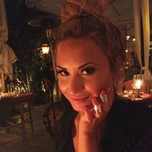 ღ Praying Demi will come to Sweden.Been through some rough things, Demi saved my life. ''To all the girls out there, you're beautiful''~Demi