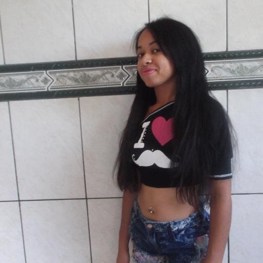 Seja humilde pois ate o sol com toda a sua grandeza se poe e deixa a lua brilhar.