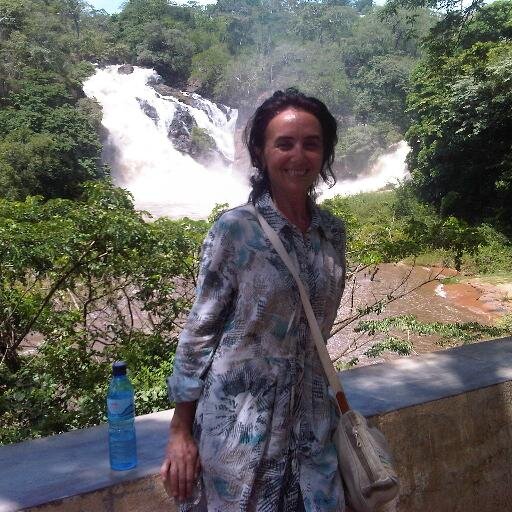 36 años, cubana, profesora de Sociologia en la Universidad. Me gusta la poesia y la investigacion sobre los inicios del cinematografo.