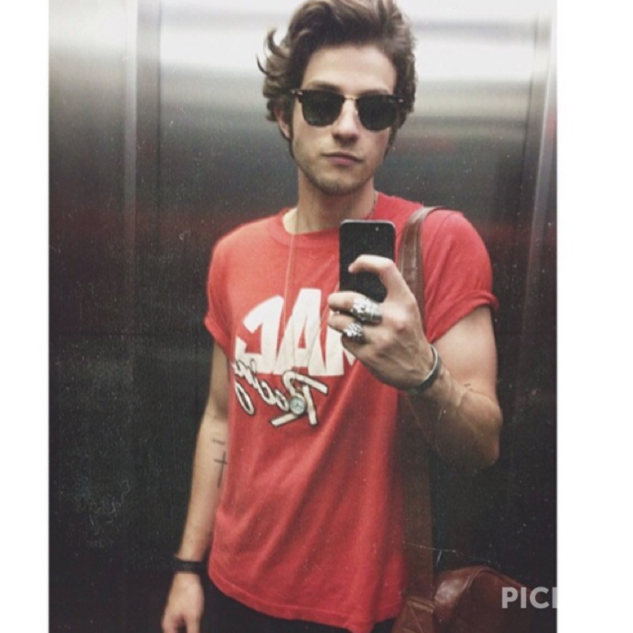 Ele gosta dela, Ela gosta dele,Todos sabem Menos eles...(SINCE :25/04/2012) sou apenas um fã clube...
