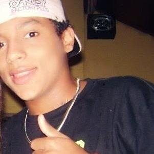O caminho da felicidade ainda existe, é uma trilha estreita em meia selva triste  ♫ .