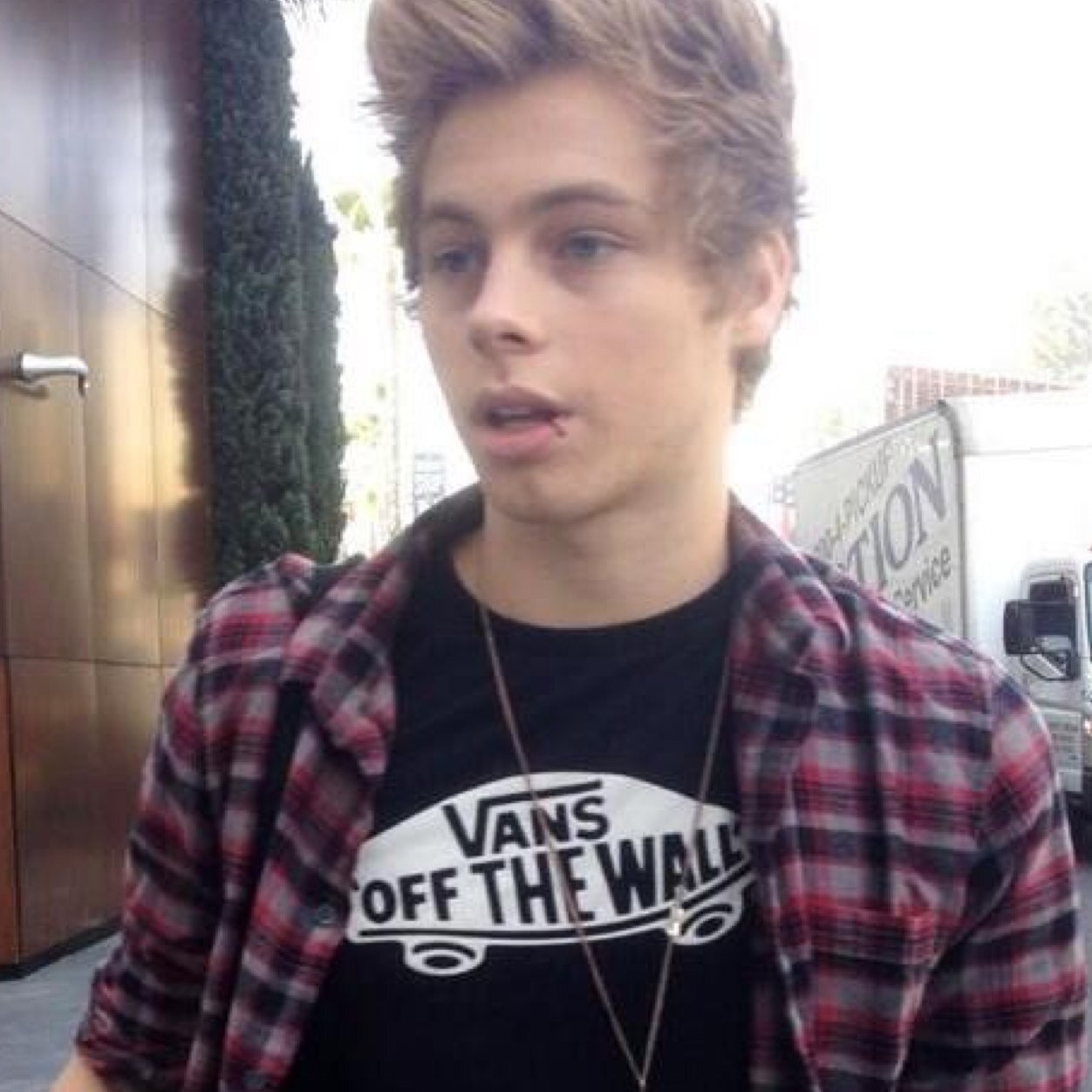 Hi! Can you please DM my personal { @DarleneSamson } to Luke Hemmings { @Luke5SOS } or RT my spams from that account? Thank you so much for helping! x