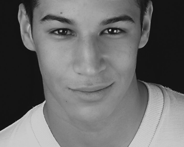 Fan de Adil Koukouh Aboukar. Actor marroquí residente en Getafe. ¿YES O QUE? #FamiliaAdilista بحر