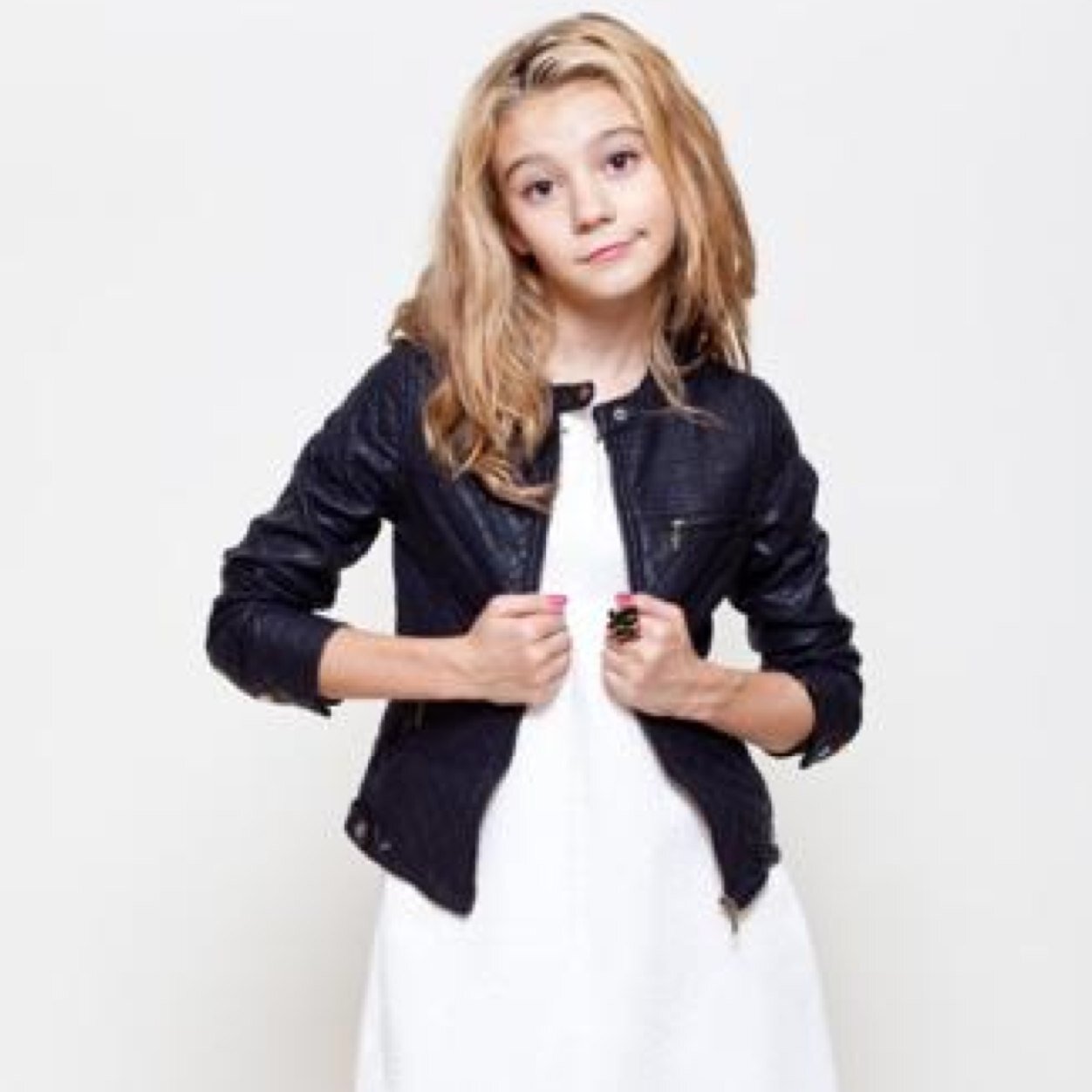 Hi i am Avery Jeenings. My brother is Tyler and youbger sister is Chloe. My dog can talk. I am #Single and #14.