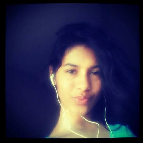 amo musica :3 Adoro skates maiis naao sei andaar... sou brincalhona... Amo Minha Familia... Segue q Sigo de Volta
