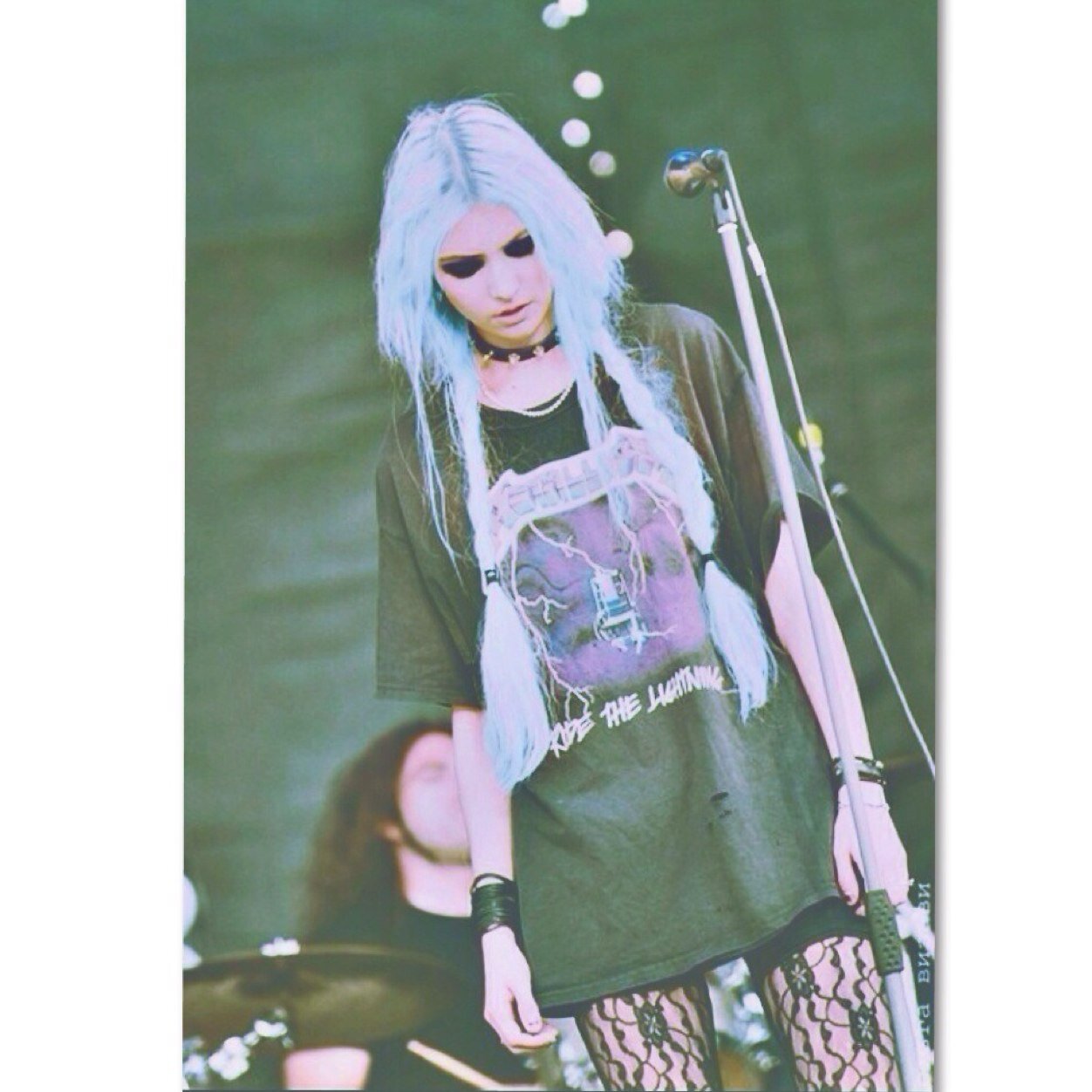 Taylor momsen makes me question my sexuality on an hourly basis.