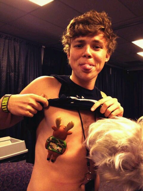 free follow from @Alex_Moreno12 please follow me on there thanks(: / I'm Directioner, 5sosfam, Janoskianator, Vampette... and love more artist♥