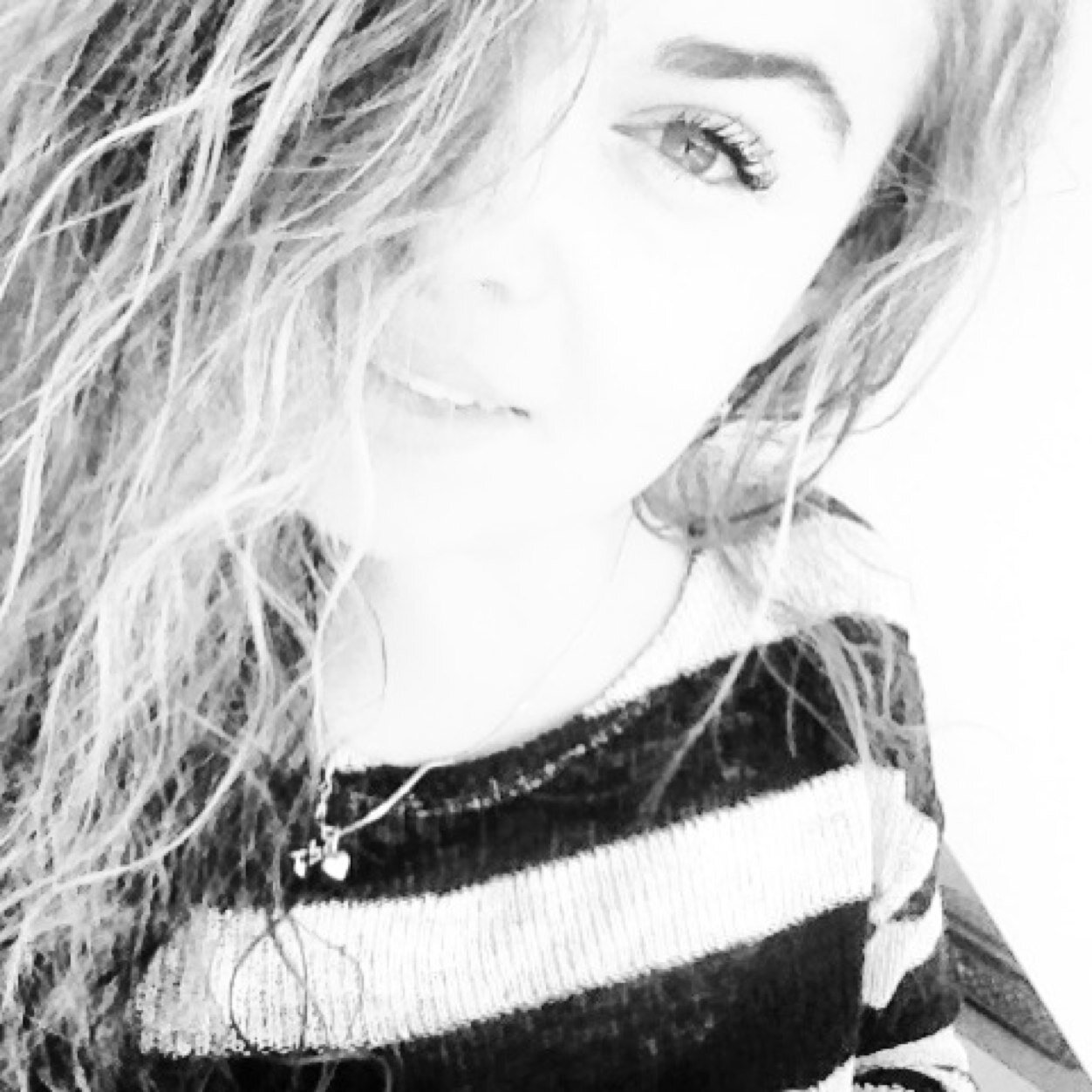 zoehvj23's profile picture. When the mind knows we call it knowlegde and when the hearts knows we call it love.
True love never ends