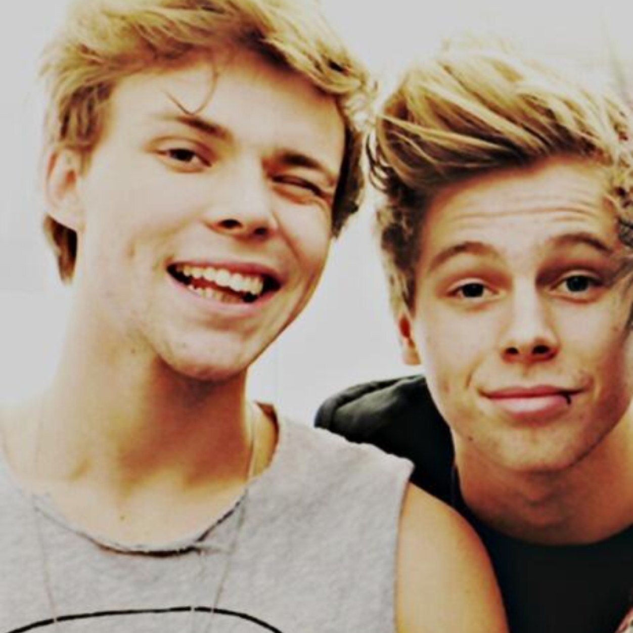 Obsessed over 2 bands! 0/4 0/5 Saw 5sos 28/02/14 Met 5sos 28/03/14