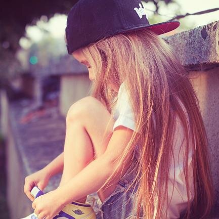 10,Mis padres me abandonaron.Muy lista a pesar de ser tan pequeña,me busco la comida y casa como puedo,me gusta la gente aunque soy miedosa.