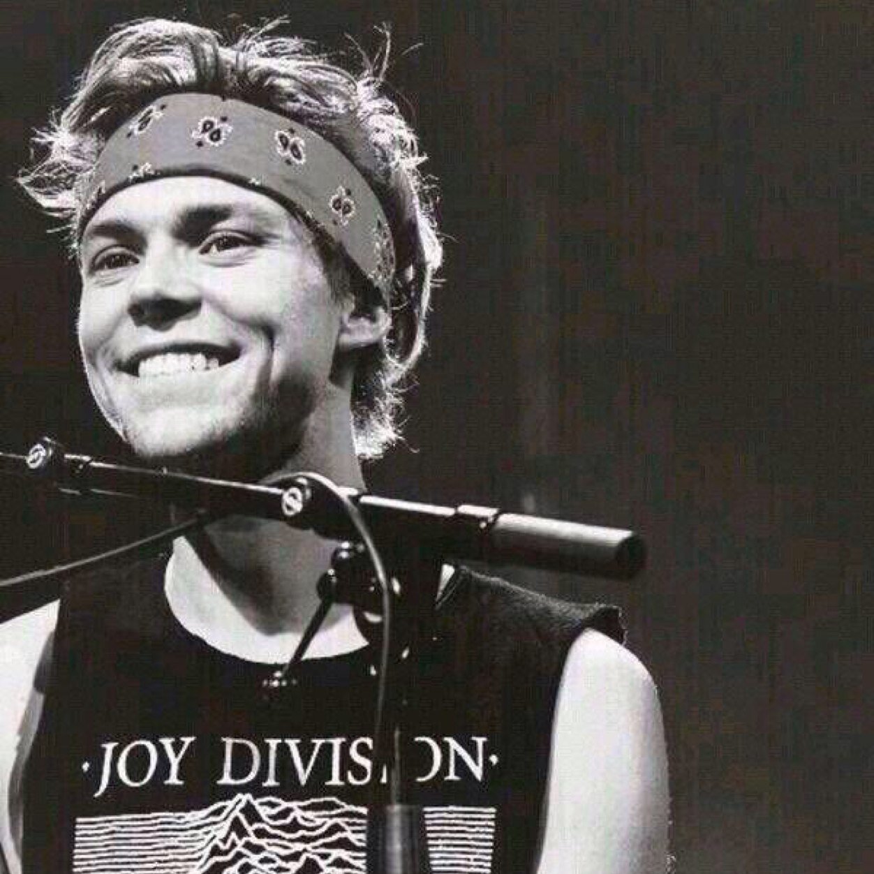 AshtonsGiggle94's profile picture. I admit im a bit of a fool for playing by the rules.