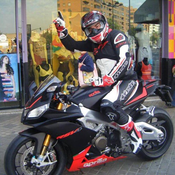 Amante del motociclismo, Road Races y clásicas. Miembro del motoclub tumbaito.