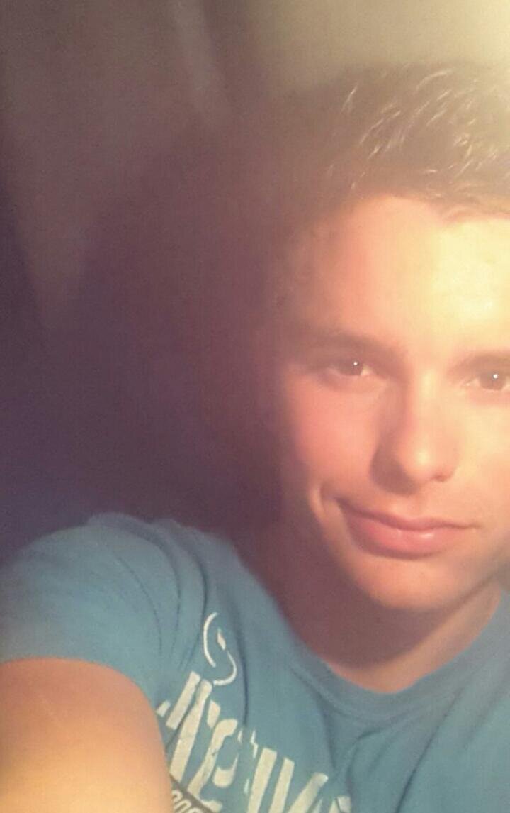 voetbal dr boys het eerste & het 3e veld keeper. (zaalkeeper) ben 18jaar. genieten. tattoo boy & strijden voor de toekomst.