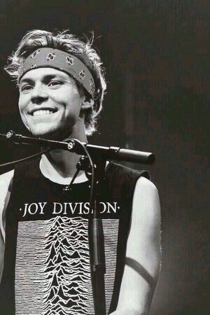 I love Cookies , 1D and 5sos. #5SOSFAM #ProudDirectioner