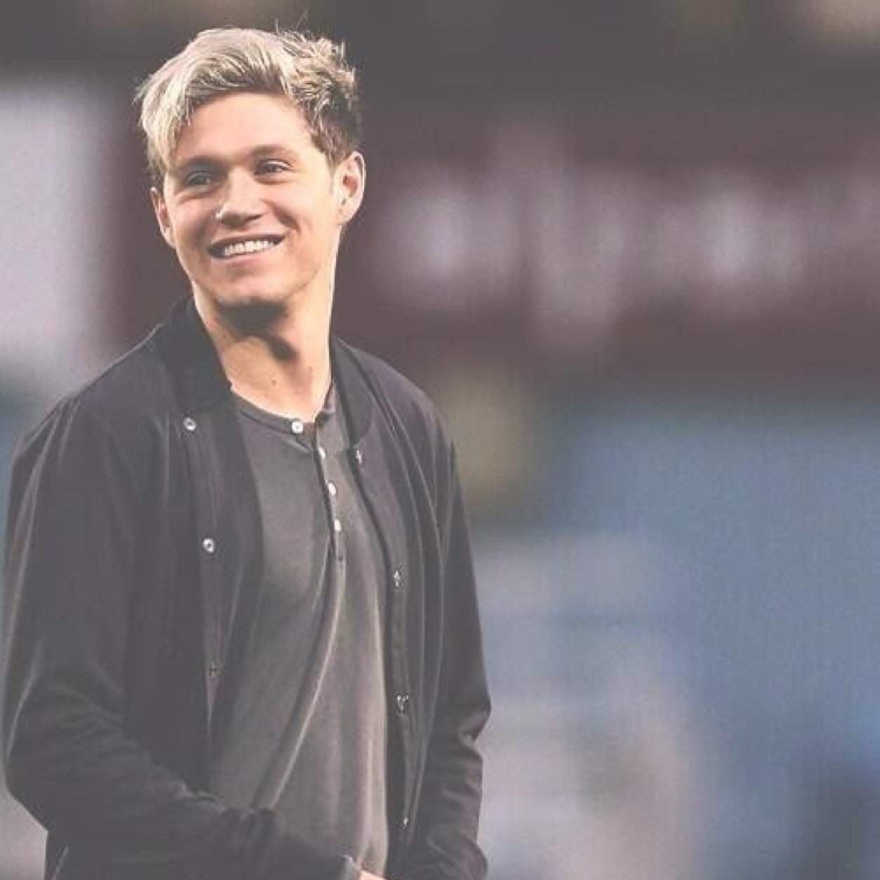 follow @besidesniam @besidesniam HE FOLLOWS BACK