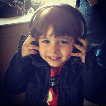 So soi el hijo de Emma y Noah tengo tes años. Me guta jugad musho si quede jugad conmigo dechime y jugamo a los autitos.