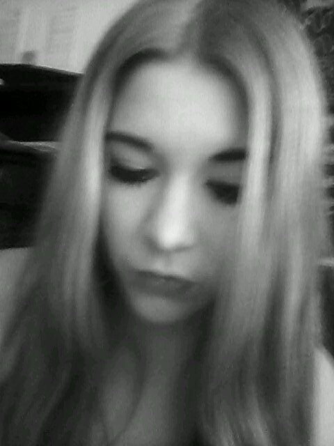 sad girl ~ dutch ~ depressed ~ anxiety ~ cutter ~ my life is wortheless... 《I'm an angel and I want to go home》 suicide attemps: 8.