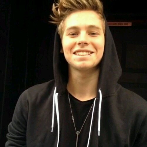 5sos is the band. luke hemmings is my love