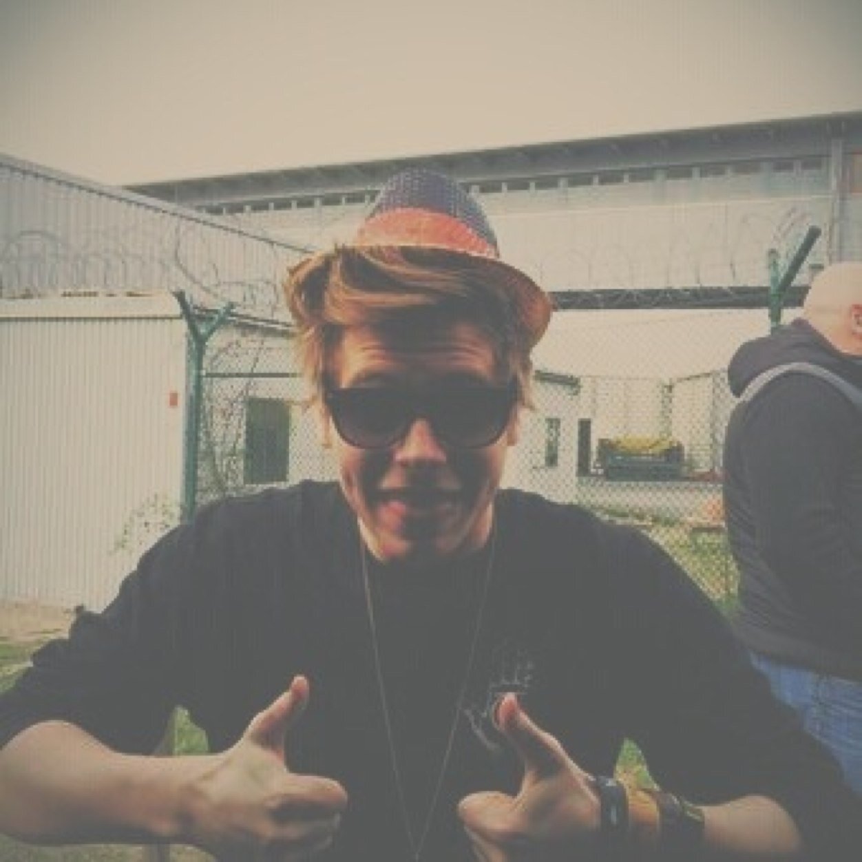 ❀ hii :)) if you like 5sos um can you please follow @xhttpmalum thanks ! :)) ❀