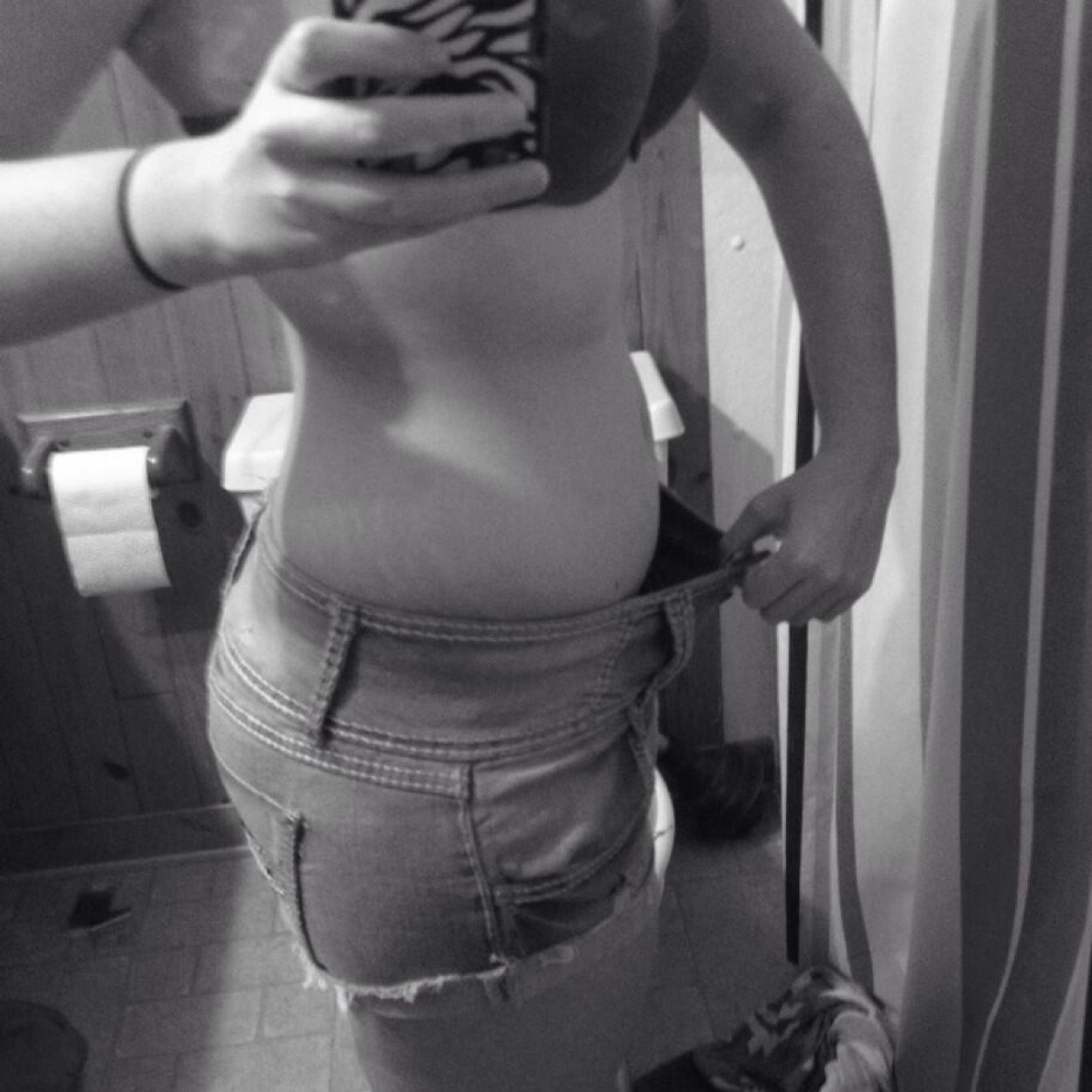Teenage girl, 18, USA. Depression,Anxiety, Self harm. Always here to help, follow for follow. Trigger warning!!
