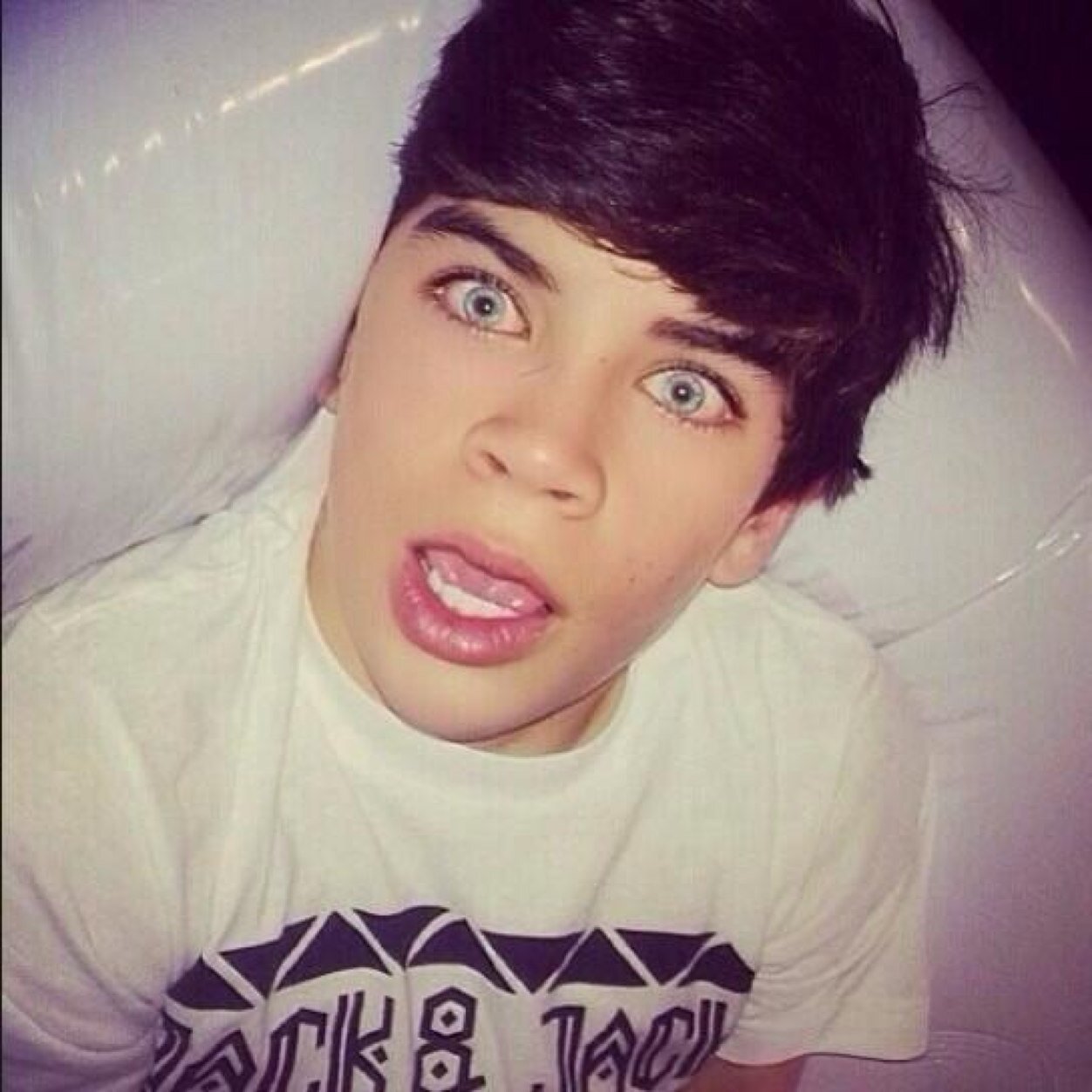 FOLLOW @magconboys_xo IF YOURE A MAGCON FAN! SHES REALLY COOL AND NICE HELP HER GET TO 9k❤❤ xoxo