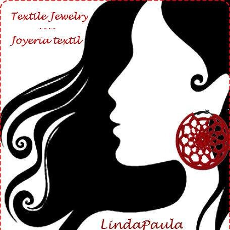 Soy artesana, me dedico a la confección de joyas y complementos textiles.
Pendientes, collares, anillos, bolsos, etc. Originales, exclusivos y personalizables.