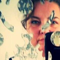 Verbaasd in een wonderlijke wereld, filosofisch maar nuchter, andijvie en sushi, danst bij draaiorgels, spa henriette addict.
