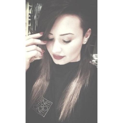 Enamorada de los libros, la música, la fotografia y los escenarios. | Demi Lovato. | 5SOS. | 30STM. | Lea Michele. | 1D. | Stay strong.