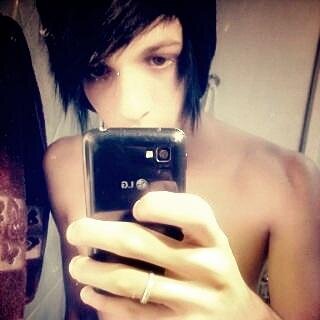 ♥ Sou da minha namorada @srthaner   
          ♥