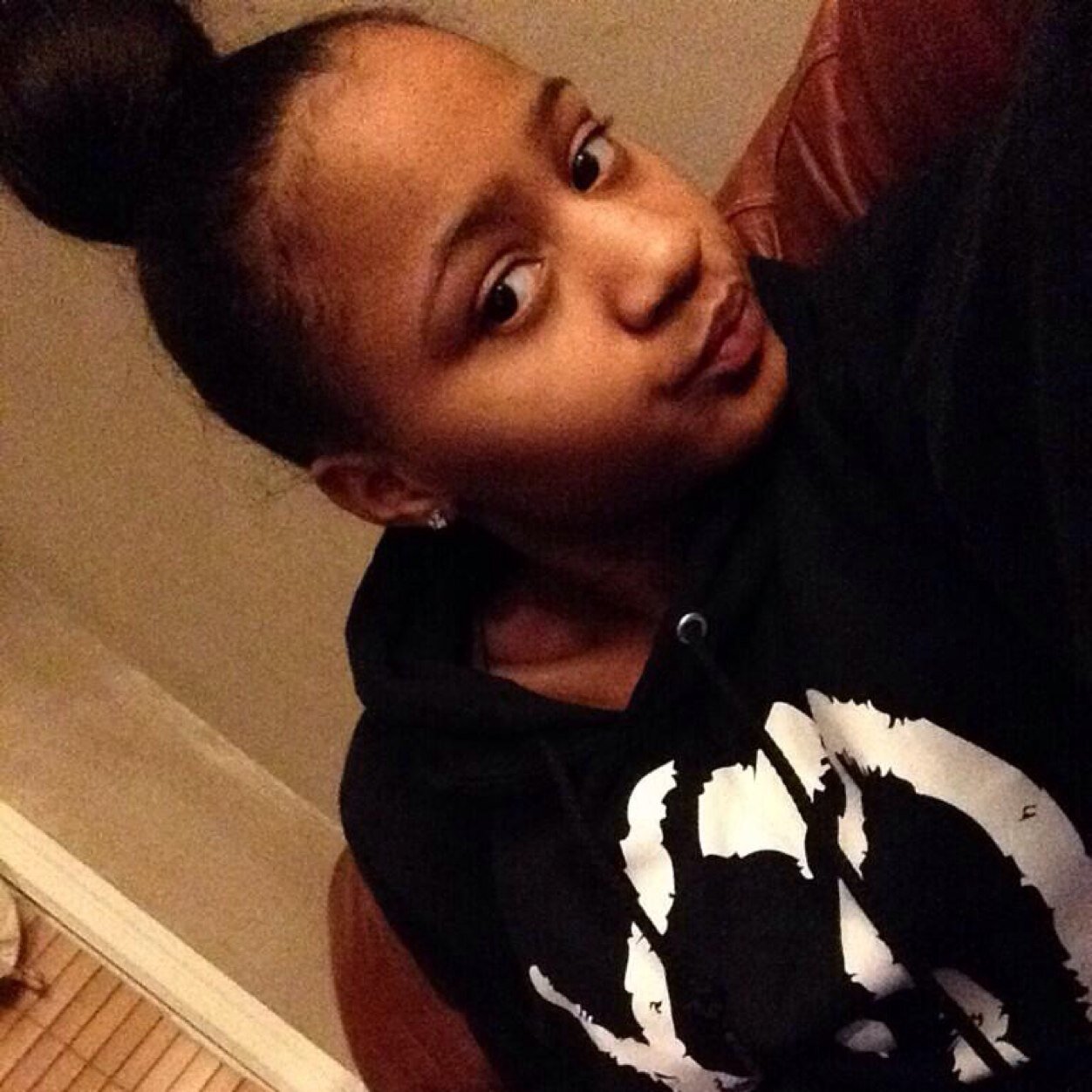 xhearto_'s profile picture. i was born to this life you're living .