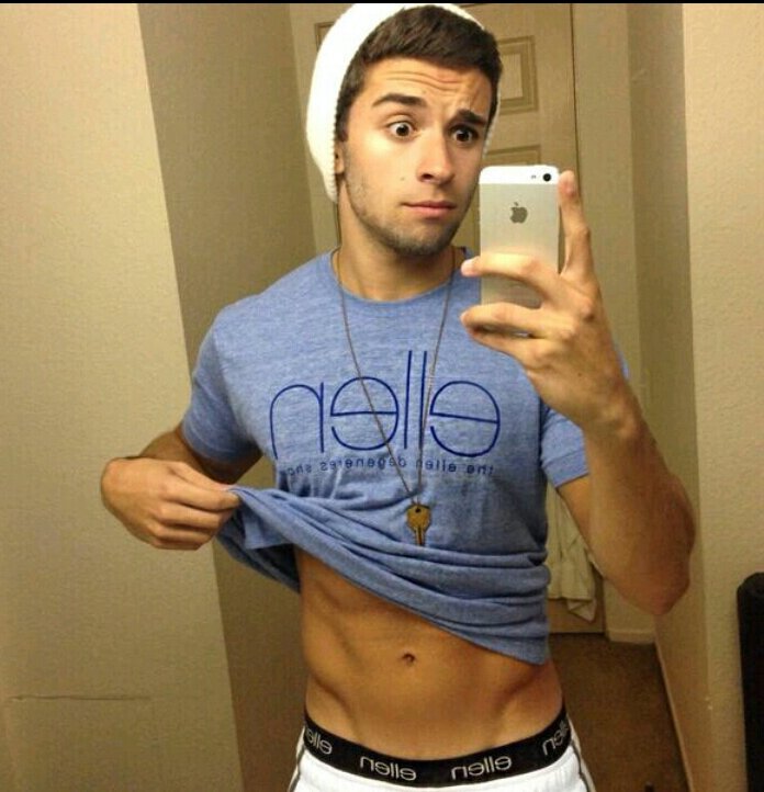 innatetoaster's profile picture. who doesn't love a selfie...