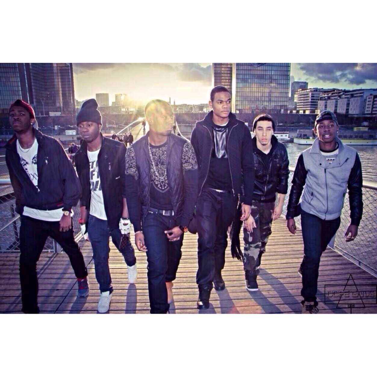 Groupe de Rap Fr. Membre du groupe : @dawatchaa @ayowayde @sweezyNavy @jkbdespote @sody_boyzbang @blackjcity @meymeyril ! #Manager @Zinebck dopegang91@gmail.com