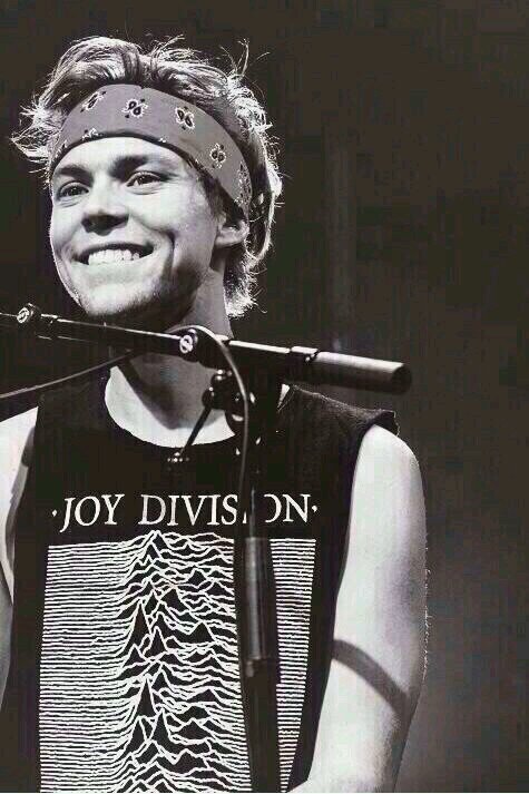 Go follow @AshtonIrwinBu (:
this is just a backup incase I ever get hacked again! (: