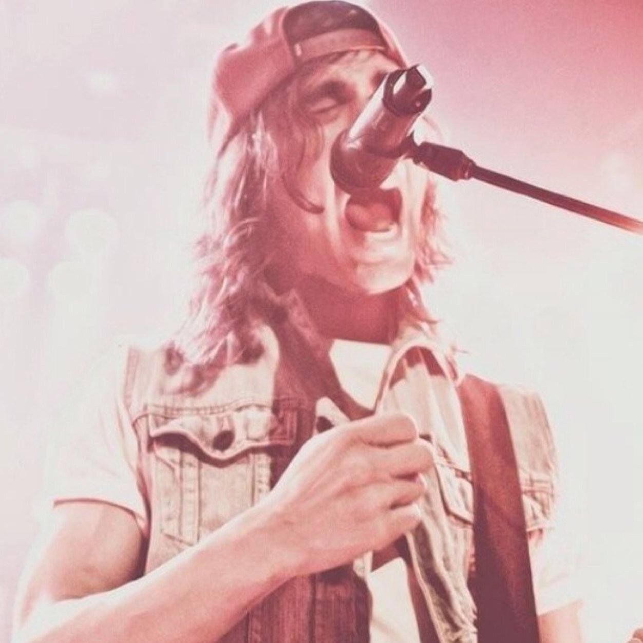 Lead singer and guitarist of the rock band Pierce The Veil. Darling, you'll be okay. ❤️
                            [RP]