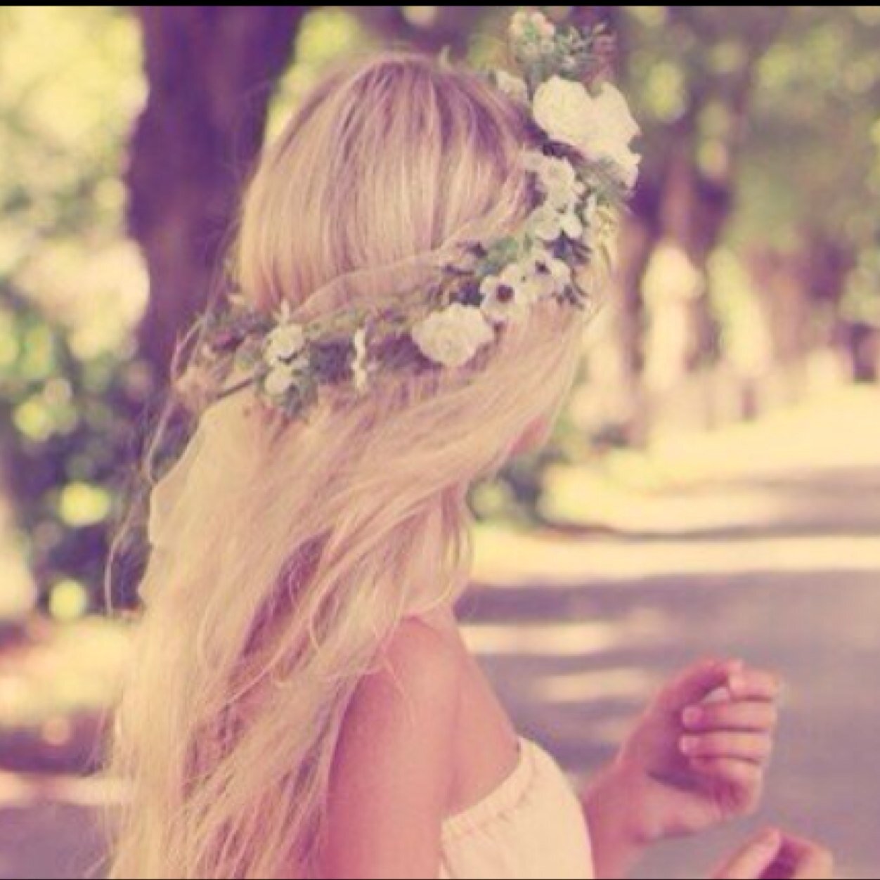 Ain't no use in trying to slow me down, 'Cause your running with the fastest girl in town.