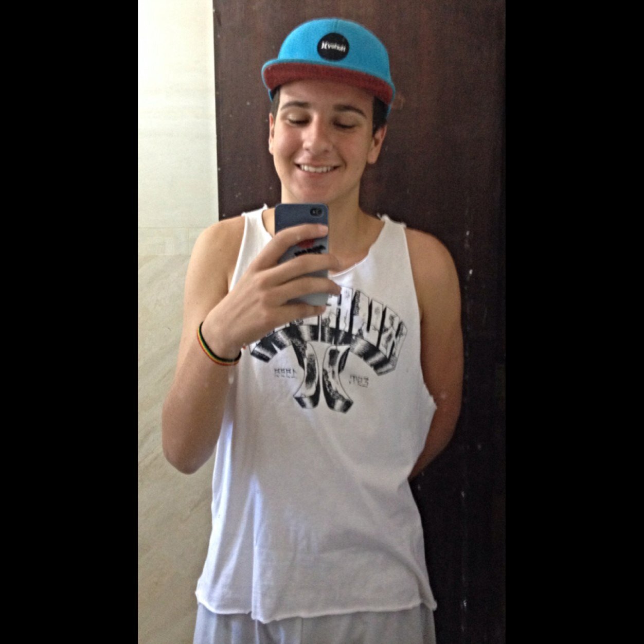 Quem quiser vencer na vida deve fazer como os seus sábios: Mesmo com a alma partida, ter um sorriso nos lábios !