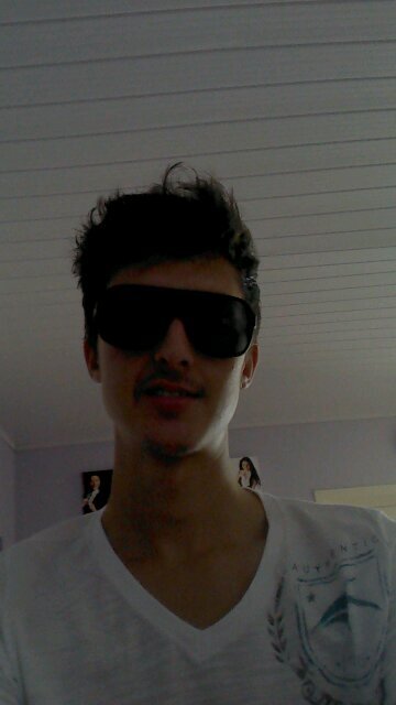 Só não me chame de fraco. Você não sabe quantas vezes decidi não chorar, e tive que sair por aí com um sorriso que não era meu. l O Andi da Bruna ;$