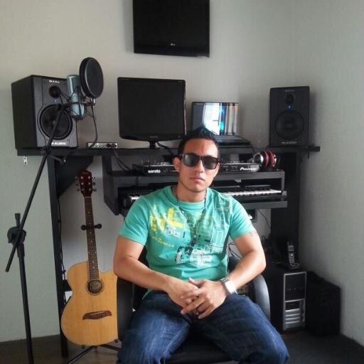 Soy cantante del genero urbano y productor colombiano