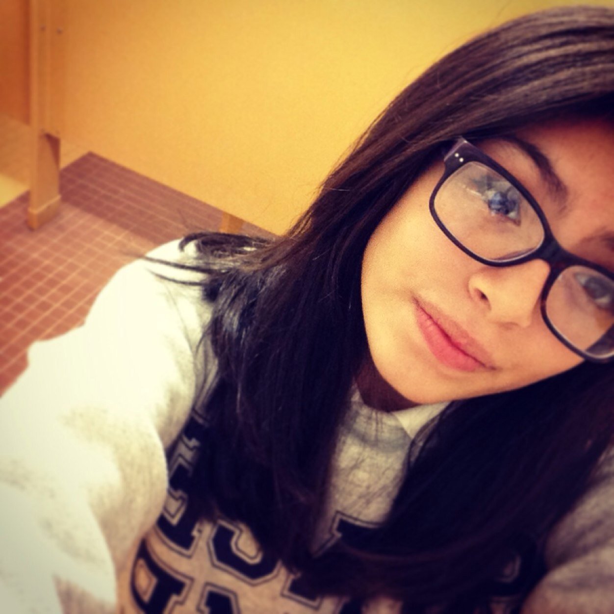 IM BEAUTIFIL I KNOW THAT SO STOP STARING